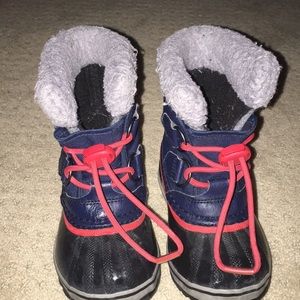 Kids sorel winter boots.